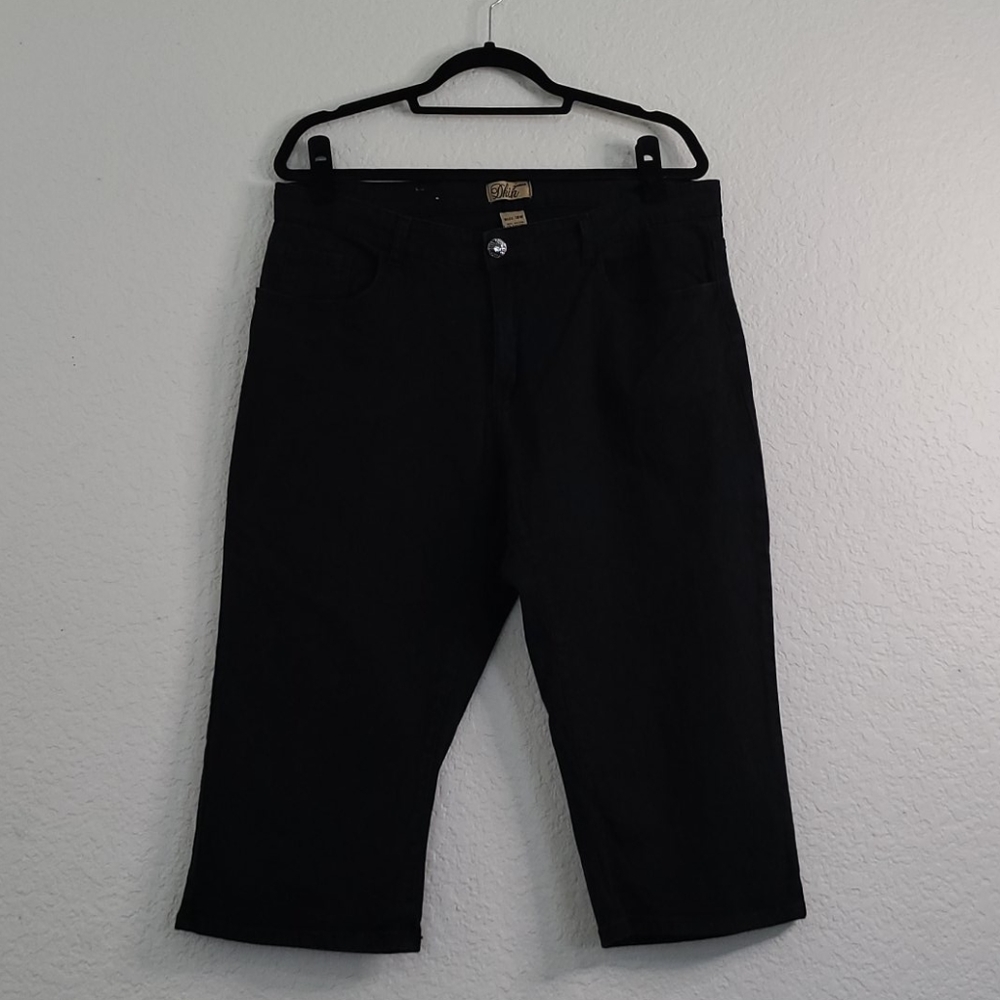 Black capris